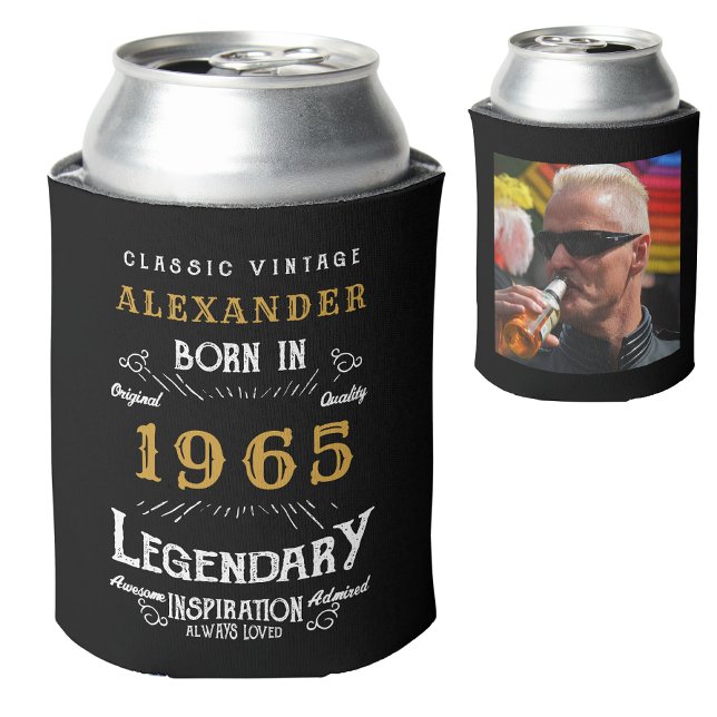 Porta-lata 60º aniversário personalizado Adicionar nome Ano F (Personalized 60th birthday can cooler with custom name, year and photo template.)