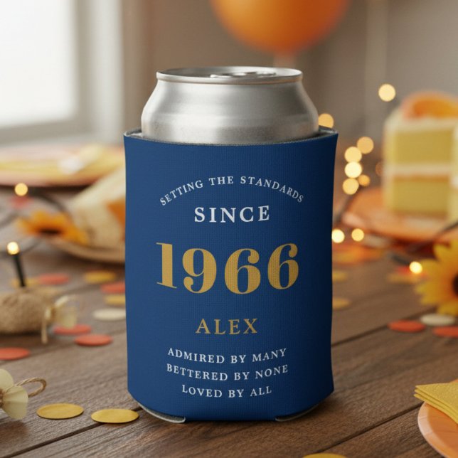 Porta-lata 60th Birthday Name 1966 Blue Gold Elegant Chic (1966 blue can cooler on a wood table.)