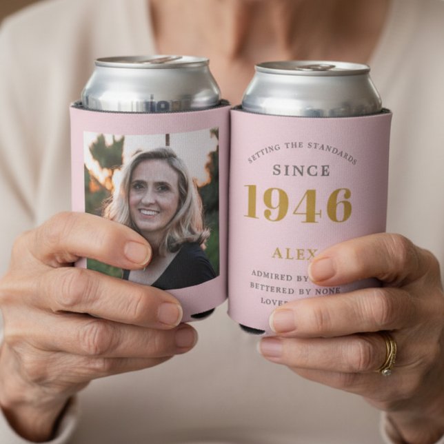 Porta-lata 80 Birthday Name 1946 Chic Pink Photo (Pink 1946 personalized can coolers showing both sides.)