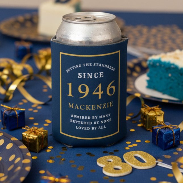 Porta-lata 80 Personalizado Aniversário 1942 Elegante Azul Do (80th birthday blue and gold can cooler on a party table.)