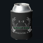 Porta-lata A Caça é sobre o personagem de casamento do Antler<br><div class="desc">Cooler de Casamento Personalizado, Favor de Casamento - A Caça é Sobre Bandeiras design com iniciais personalizadas de casal, nomes de noiva e noivo, data de casamento e local. Para alterar o texto, use a opção personalizar. Para alterações de texto mais abrangentes, como alterações na fonte, cor da fonte ou...</div>