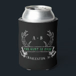 Porta-lata A Caça é sobre o personagem de casamento do Antler<br><div class="desc">Cooler de Casamento Personalizado, Favor de Casamento - A Caça é Sobre Bandeiras design com iniciais personalizadas de casal, nomes de noiva e noivo, data de casamento e local. Para alterar o texto, use a opção personalizar. Para alterações de texto mais abrangentes, como alterações na fonte, cor da fonte ou...</div>