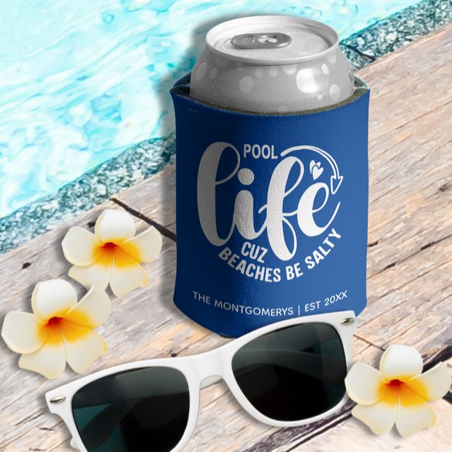 Porta-lata A vida piscina é melhor (Personalized "Pool life cuz beaches be salty" graphic on blue can cooler)