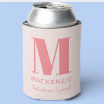 Porta-lata Amigo do Monograma Cor-de-Rosa Bride<br><div class="desc">Nome do monograma minimalista da tipografia moderna Fabuloso design Amigo que pode ser mudado para personalizar. Ideal para Bachelorette ou Fim de semana do Hen Party,  ou para presentes de Chá de panela.</div>