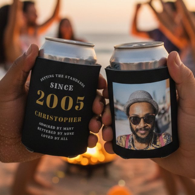 Porta-lata Aniversário de 21 anos Preto Dourado Com Foto (21st birthday can cooler front and rear shot. Blurred background.)