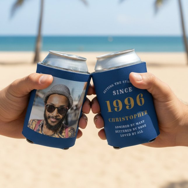 Porta-lata Aniversário de 30 anos Azul personalizado Dourado  (Blue can coolers with beach background.)