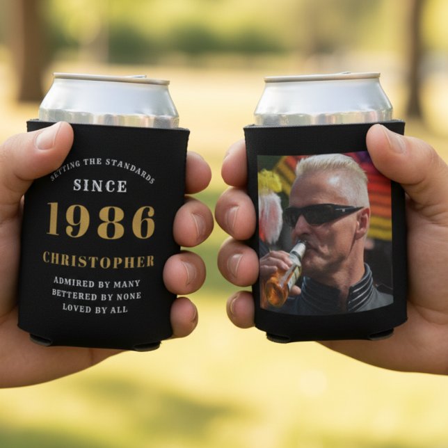 Porta-lata aniversário de 40 anos preto Dourado com foto (40th birthday black can coolers held in hands showing front and rear)