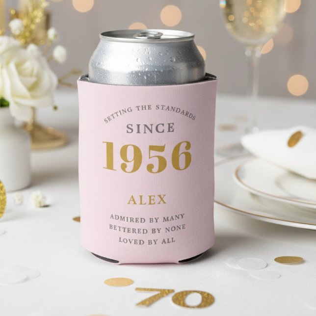 Porta-lata Aniversário de 70 anos 1956 Presente Personalizado (1956 pink can cooler with white background.)
