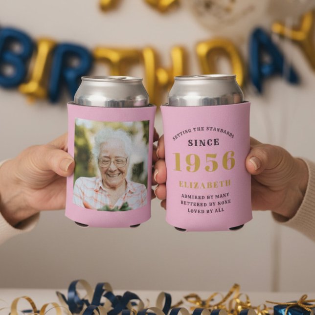 Porta-lata Aniversário de 70 anos personalizado em rosa doura (70th birthday pink can coolers showing front and rear.)