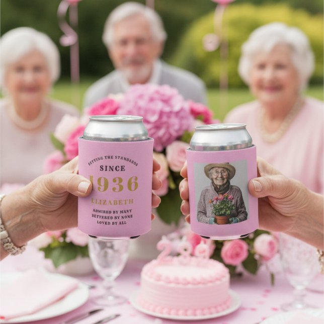 Porta-lata Aniversário de 90 anos personalizado em rosa doura (90th birthday pink can coolers showing front and rear views.)