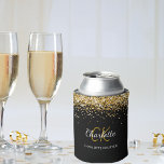 Porta-lata Aniversário do nome do monograma de ouro preto<br><div class="desc">Faça sua festa de aniversário inesquecível com nossa Glamorosa e Dourada Confetti Can Coolers, projetada para uma celebração efêmera e glamourosa com amigos. Perfeito para um baile de aniversário de 21 anos chic ou qualquer marco, esses resfriadores podem adicionar um toque de elegância e diversão às suas festividades. Fundo Preto...</div>