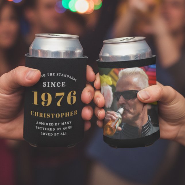 Porta-lata Aniversário Personalizado 1976 Pode Resfriar Nome  (50th birthday can coolers held in two hands)