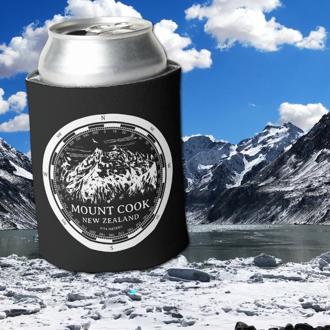Porta-lata Aoraki Monte Cook - Canterbury Nova Zelândia (Mount Cook New Zealand Can-Cooler in Back with a white compass and mountain illustration)