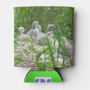 Porta-lata As cisnes novas bonitos enlatam o refrigerador