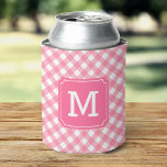 Porta-lata Baby Pink Gingham Personalize Monograma<br><div class="desc">Mantenha suas latas de bebida legal em picnicias, CHURRASCOS e festas com este monograma de gingham cor-de-rosa-bebê do país. Personalize-o substituindo o texto do marcador de posição. Para obter mais opções, como alterar a fonte e seu tamanho, clique no botão "Personalizar". *Observe que a Marca d'água do Zazzle que aparece...</div>