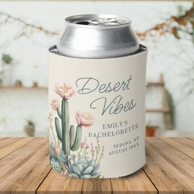 Porta-lata Bachelorette Blooming Cactus Succulus Vibe (A desert-themed can cooler with cacti, succulents, and "Desert Vibes" text, set on a wooden surface.)