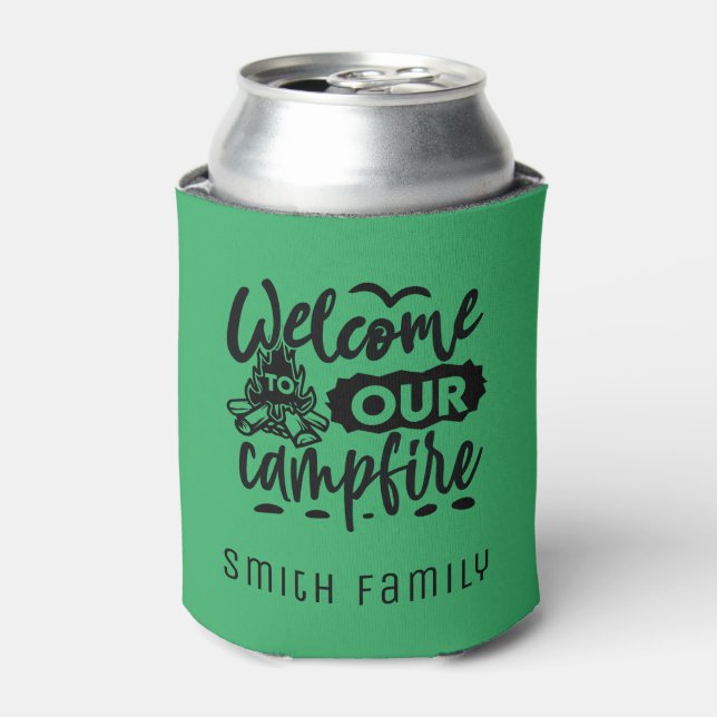 Porta-lata Bem-Vindo Ao Nosso Nome Personalizado De Campfire (Can Front)
