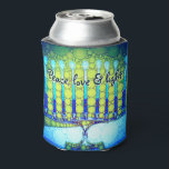 Porta-lata Blue Green Hanukkah Menorah Peace Love Cote<br><div class="desc">"Paz, amor e luz." Adicione mais brilho à época de férias com este Hanukkah, colorido e personalizado, que pode mais legal! Uma ilustração lúdica e artística de velas menorah azuis com padrões de folhas falsas coloridas e tipografia moderna sobrepõe um gradiente de turquesa a fundo texturizado branco. Personalize com seu...</div>