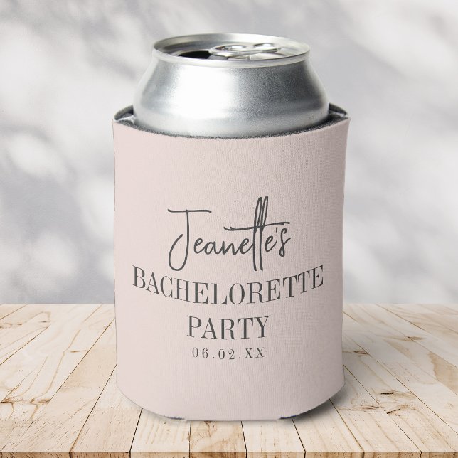 Porta-lata Blush de festa de despedida de solteira elegante e (soda can with a blush pink can cooler with elegant bachelorette party text sits on a wooden table.)