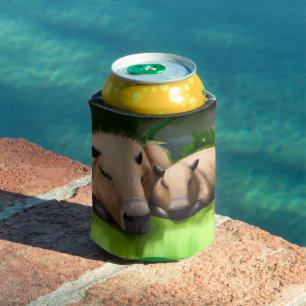 Porta-lata Bonito Engraçado Napping Capybaras por Pond