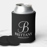 Porta-lata Bridesmaid Personalizada Elegante Preta e Branca<br><div class="desc">Donativos Personalizados Elegantes de Bridesmaid Pretos e Brancos com um monograma personalizado em estilo de letra elegante com nome e título da madrinha em estilo de letra de serifa clássico. Também perfeito para Madrinha de casamento,  Flor Girl,  Mãe da Noiva e muito mais.</div>