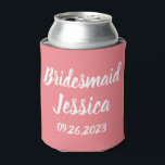 Porta-lata Bridesmaid Pink Elegant Script Oferece Casamentos<br><div class="desc">Linda caligrafia,  rosa e branca,  a Bridesmaid pode fazer mais Chá de panela. Perfeito para favores de casamento.</div>