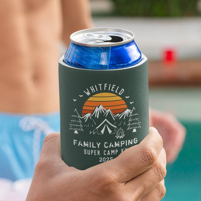Porta-lata Campanha de Férias Familiares Personalizadas (Retro Family Summer Camping Vacation Custom Can Cooler Green)