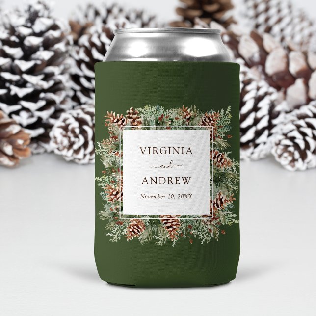 Porta-lata Casamento de Inverno Verde (Green Evergreen Pinecone Winter Wedding Can Cooler by Painted Paperie
)
