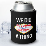 Porta-lata Casamento de Las Vegas - Casal casado em Vegas<br><div class="desc">Planejando uma festa de solteira de Vegas ou se casando em Vegas? Esta design de casamento de Vegas é perfeita para uma recepção ou lua de mel em Vegas! Vire as cabeças na pista de Las Vegas, jogue no cassino, ou bebendo de dia num clube de Vegas! Apresentações: design de...</div>