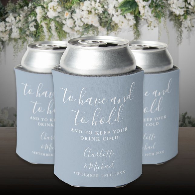 Porta-lata Casamento Moderno em Azul Poeirento com Letra de A (Modern Dusty Blue Signature Script Wedding Can Cooler)