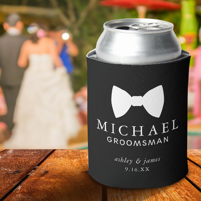 Porta-lata Casamento Personalizado do Padrinho de casamento A (Black Bow Tie Groomsman Personalized Wedding Can Cooler)