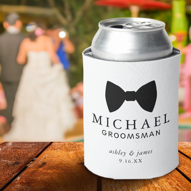 Porta-lata Casamento Personalizado do Padrinho de casamento A (Black Bow Tie Groomsman Personalized Wedding Can Cooler)