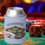 Porta-lata Casino de viagem de Las Vegas do Partido de Bachel<br><div class="desc">Personalize sua própria despedida de solteiro pode resfriar para uma viagem em Las Vegas. Um legal personalizado pode resfriar com grampos de casino de jogos como um baralho, chips de pôquer e roda de roleta com Vegas Trip em um roteiro amarelo. O jogador divertido guarda presente para seus padrinhos de...</div>