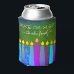 Porta-lata Chanucá verde Menorah vela paz amor luz<br><div class="desc">"Paz, amor e luz." Adicione mais brilho à época de férias com este Hanukkah, colorido e personalizado, que pode mais legal! Uma ilustração lúdica e artística de velas menorah azuis com padrões de folhas falsas coloridas e tipografia moderna sobrepõe um fundo rico e verde texturizado. Personalize com seu nome. Sinta...</div>