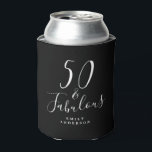 Porta-lata Chic 50 Fabuloso Black White Name 50th Birthday<br><div class="desc">Celebrar fazer 50 anos com este elegante aniversário de 50 anos preto e branco pode resfriar com o texto 50 e fabuloso na caligrafia branca e na tipografia moderna. Basta acrescentar seu nome e sua festa de aniversário 50ª está pronta para a comemoração do quinquagésimo aniversário. Desenvolvido exclusivamente para você...</div>