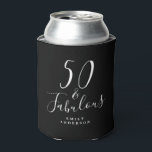 Porta-lata Chic 50 Fabuloso Black White Name 50th Birthday<br><div class="desc">Celebrar fazer 50 anos com este elegante aniversário de 50 anos preto e branco pode resfriar com o texto 50 e fabuloso na caligrafia branca e na tipografia moderna. Basta acrescentar seu nome e sua festa de aniversário 50ª está pronta para a comemoração do quinquagésimo aniversário. Desenvolvido exclusivamente para você...</div>