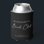 Porta-lata Clube de Praia da Noiva | Preto Minimalista Modern<br><div class="desc">Celebre com estilo elegante com este cooler de lata “Clube de Praia da Noiva” - um favor de festa chic e minimalista para a noiva moderna. Com um fundo preto atemporal e tipografia elegante, adiciona um toque refinado a qualquer fim de semana de despedida de solteira. Perfeito para noivas modernas...</div>