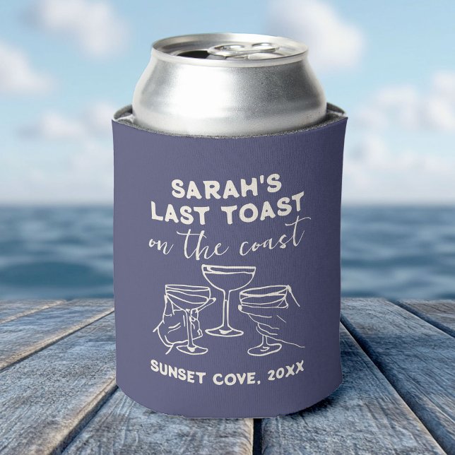 Porta-lata Despedida de Solteira Personalizada Último Brinde  (A can cooler with "Last Toast" printed on it, resting on the sand, celebrating a bachelorette party )