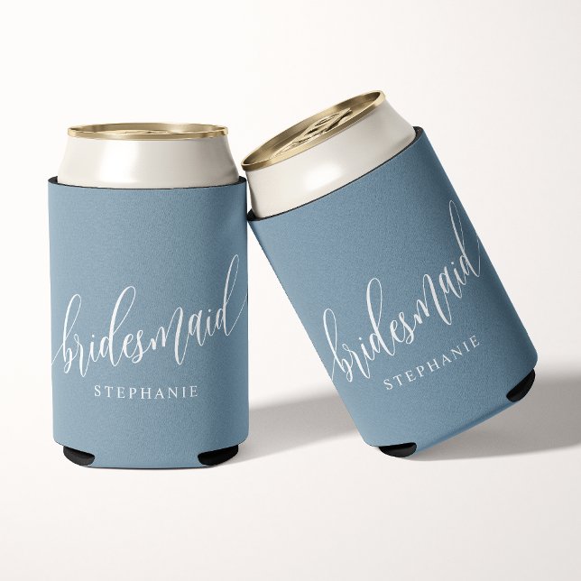 Porta-lata Dusty Blue Bridesmaid Script Moderno (Criador carregado)