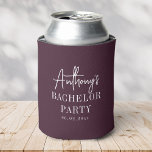 Porta-lata Elegante Moderno Resfriado Festa de Solteirão Burg<br><div class="desc">Mantenha as bebidas geladas e a vibe ainda mais legal com esse porta-lata personalizado burgundy para a festa de solteirão! Elegante, moderno e totalmente personalizável—perfeito para a turma na última noite antes do casamento!</div>