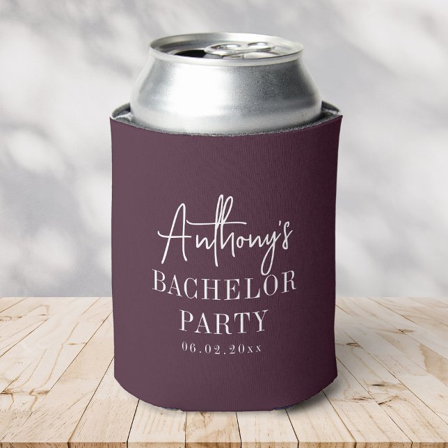 Porta-lata Elegante Moderno Resfriado Personalizado Festa de  (can in a maroon can cooler with script saying Anthony's Bachelor Party and date on wooden surface)