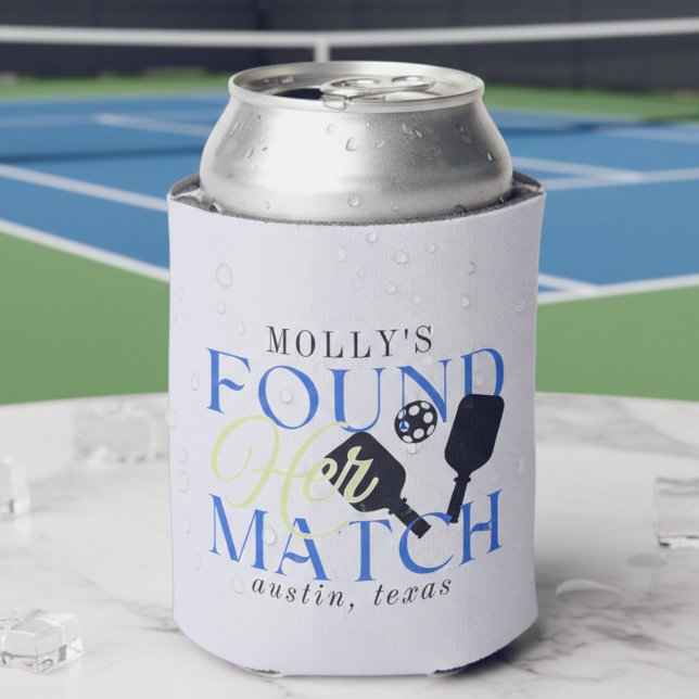 Porta-lata Encontrou Sua Partida Pickleball Desportiva Soltei (Found Her Match Pickleball Sporty Bachelorette Can Cooler)