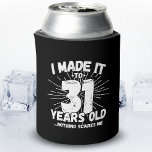 Porta-lata Engraçado 31º Aniversário Citação Sarcástica 31 an<br><div class="desc">Esta engraçada design de 31 anos faz uma piada sarcástica de humor excelente ou um presente de gag de novidade para um tema de 31 anos ou uma surpresa para a 31.ª festa de aniversário! Apresenta "Eu fiz isso para 31 anos... Nada me assusta" um meme de 31 anos engraçado...</div>