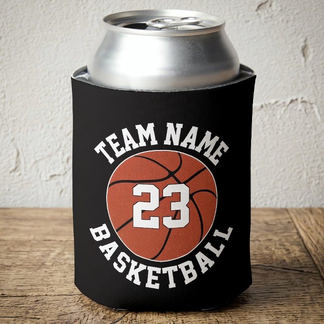 Porta-lata Esportes de número de jogadores e nomes personaliz (Custom basketball can cooler with personalized team name and player number, on table.)