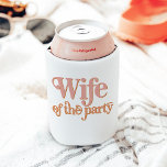 Porta-lata Esposa do Partido Bachelorette do Triplo Retro 70<br><div class="desc">Esta solteira " esposa do partido" pode ter mais resfriado uma fonte com tema retroativo com uma combinação de cor de cor de cor de borrão e laranja. Ordene à "esposa, o partido" koozie a sua noiva e ordene os koozies correspondentes do "partido" para um fim de semana de despedida...</div>