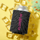 Porta-lata Estampa de leopardo em carvão<br><div class="desc">Uma divertida estampa de leopardo preta em carvão cobre este resfriador de latas personalizado com o seu nome impresso verticalmente em letras rosa quente e elegante na frente e atrás. MAIS designs em nossa coleção.</div>