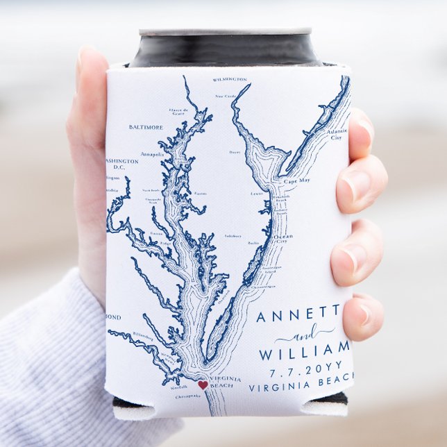 Porta-lata Favor de Casamento Moderno Mínimo de Virginia Beac (Virginia Beach Wedding Can Coozie Favor in modern navy blue from Coastal Map Designs)