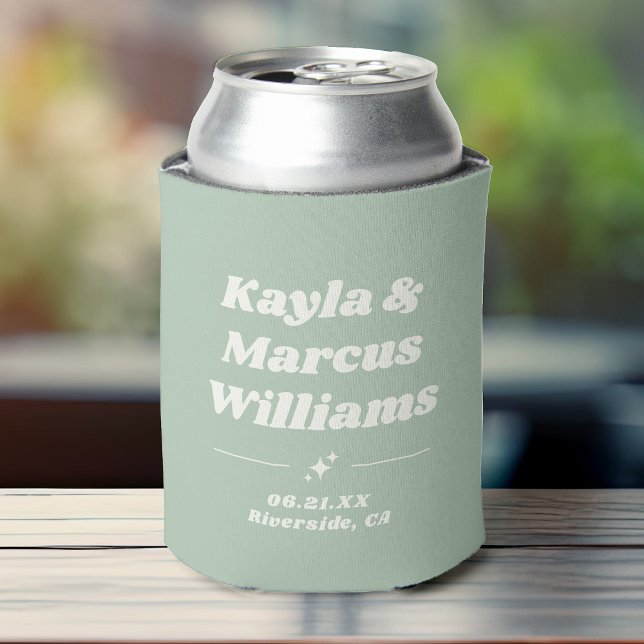 Porta-lata Favor do Partido para Casamentos de Diversão Legal (A dusty sage green can cooler featuring custom names and date location in retro sparkly typography)