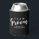 Porta-lata Favor Moderno do Casamento do Grupo para Padrinhos<br><div class="desc">Favoritos do TEAM Groom para seus padrinhos de casamento e festas de casamento. Personalize adicionando um nome, data, local, etc. Pode também mudar para "Groom Squad", "Groom Crew" etc. Perfeito por deixar sua "equipe" empolgada com sua grande celebração de casamento - também faz um excelente de solteiro a favor da...</div>