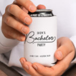 Porta-lata Favoritos mínimos do partido de solteiro de Na mod<br><div class="desc">Nossa coleção mínima de Na moda Bachelor Party apresenta fontes elegantes e masculinas e um design moderno limpo, fazer perfeito para comemorar em qualquer destino. Cada peça é fácil de personalizar, impressa profissionalmente e trabalhada com materiais de alta qualidade — tirando o estresse do planejamento partidário para que você possa...</div>